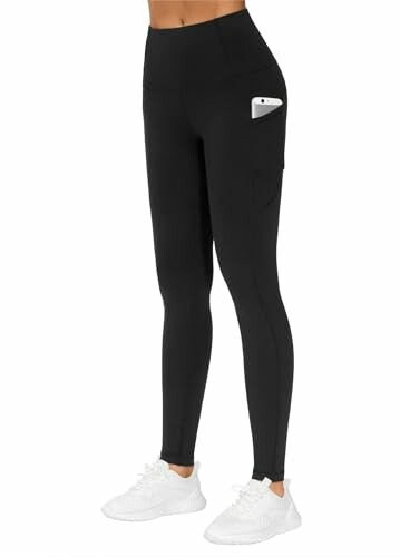 Woman wearing black leggings with a pocket.
