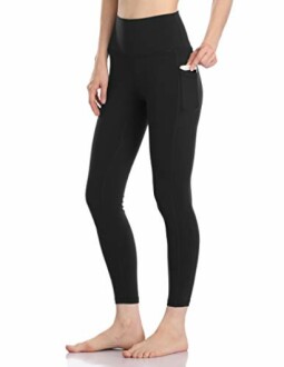 Woman wearing black leggings with side pocket