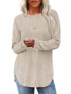 Woman wearing a beige ribbed sweater with jeans